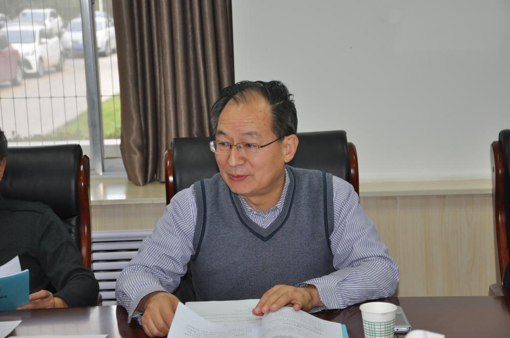 会议由理事长李言主持