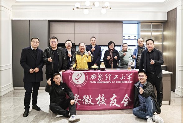 上海校友会理事长董正平和秘书长杨晓鸣
