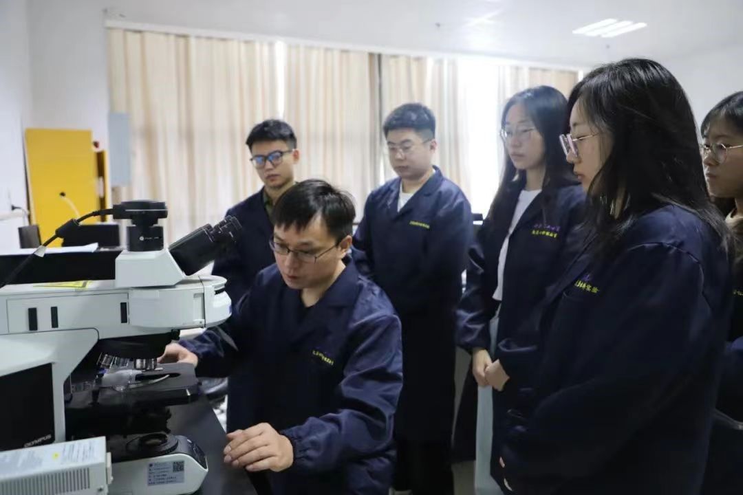 造就一批学术领军人才和优秀学科带头人