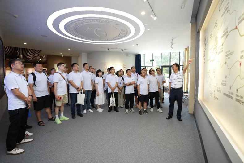 校友们重返金花校区并进行了丰富多彩的