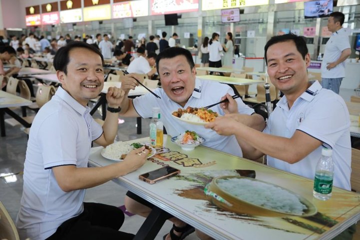 学校友会及活动筹委会的安排下