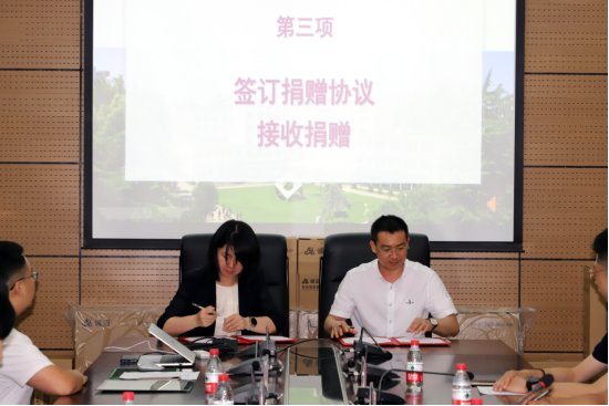 仪式由副校长张晓晖主持