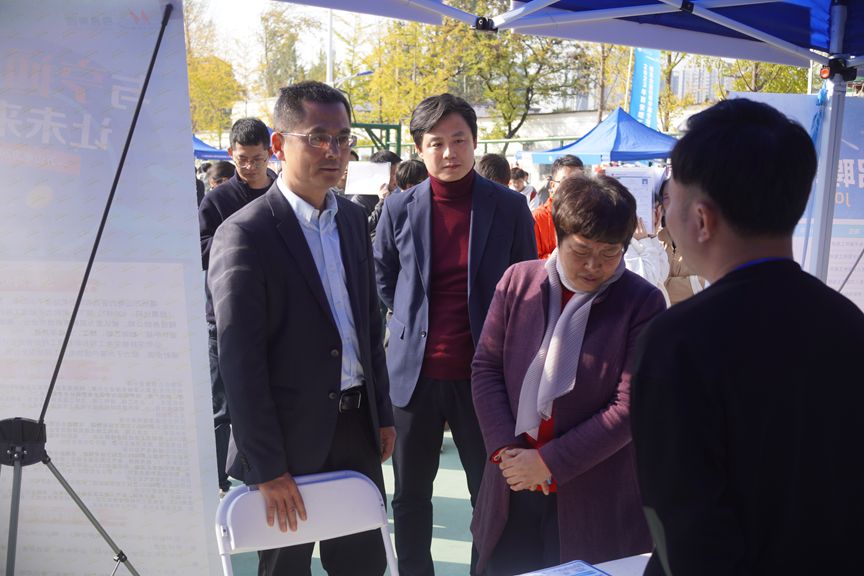 副校长梁淑华参加活动